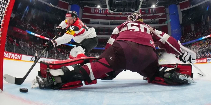Австрійці закидають шайбу у ворота Латвії (Фото: IIHF)