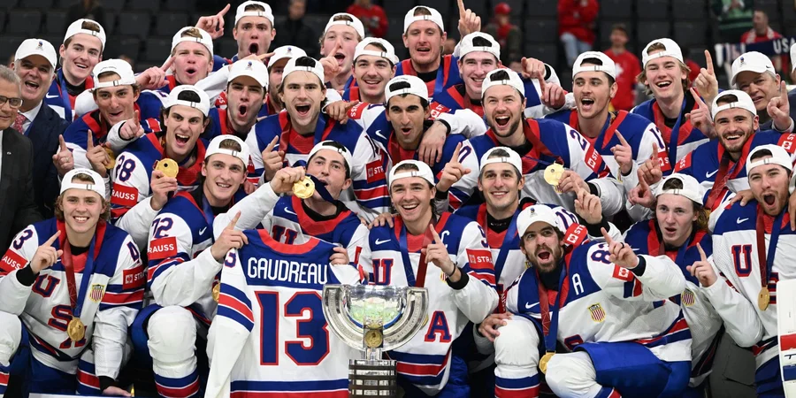 Поруч із трофеєм светр Годро (Фото: USA Hockey)