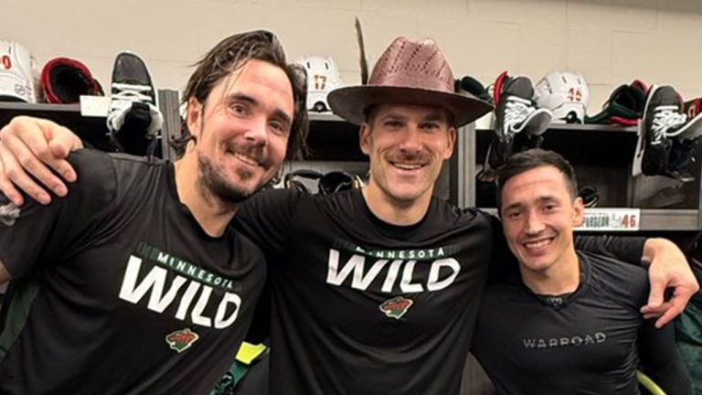 Зірка Виступає: Minnesota Wild вручає капелюха Redwood найкращому гравцеві матчу