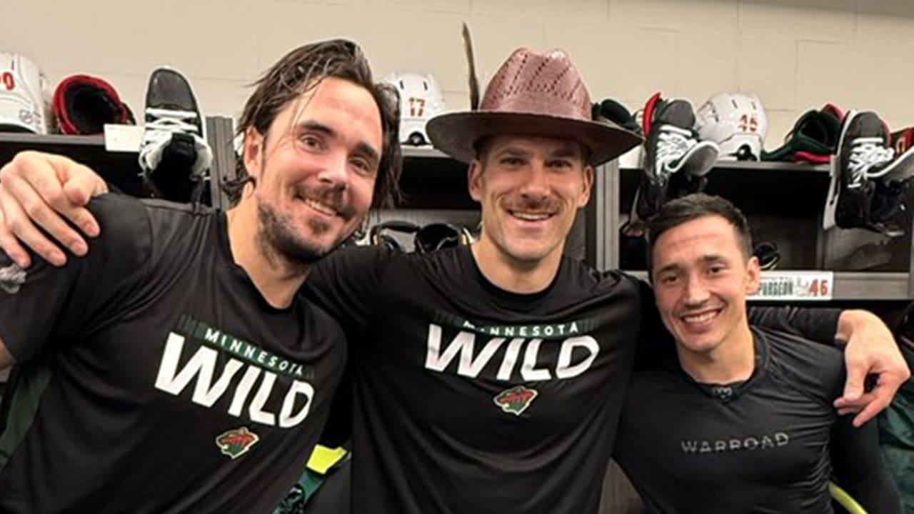 Зірка Виступає: Minnesota Wild вручає капелюха Redwood найкращому гравцеві матчу