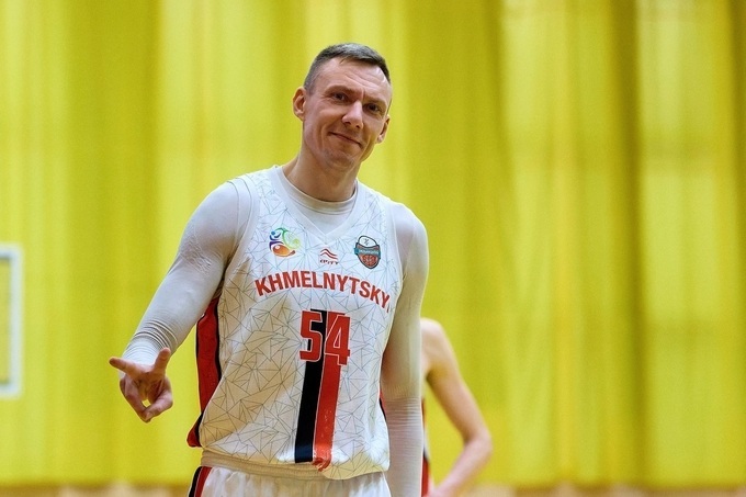 Гравець «Шемпліна» Володимир Лисенко вражає на спортивному перешкоді в Суперлізі