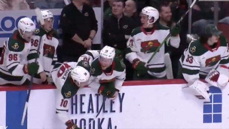 Воротар AHL Мерсер вражає неймовірним сейвом рукою за спиною для Iowa Wild